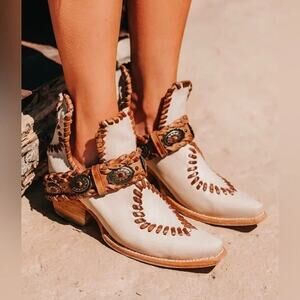Freebird Whimsical‎ Boots Womens 7 Off White Leather Western Boho Ankle Booties